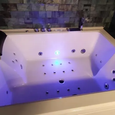 Latorre Jacuzzi Jerez Apartman *